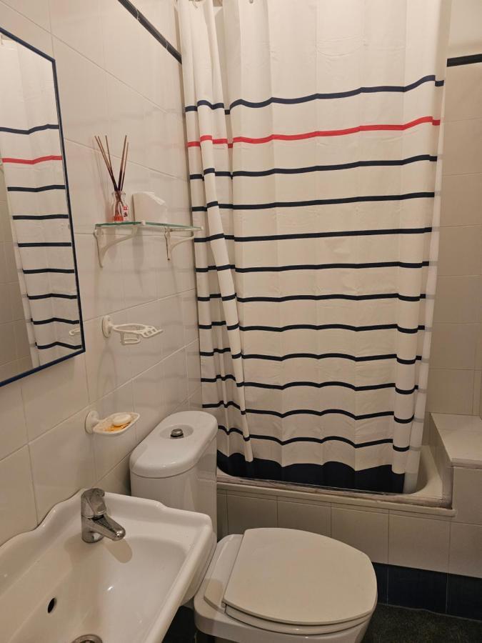 Habitacion Amplia Y Centrica En Piso Compartido A Coruna Luaran gambar